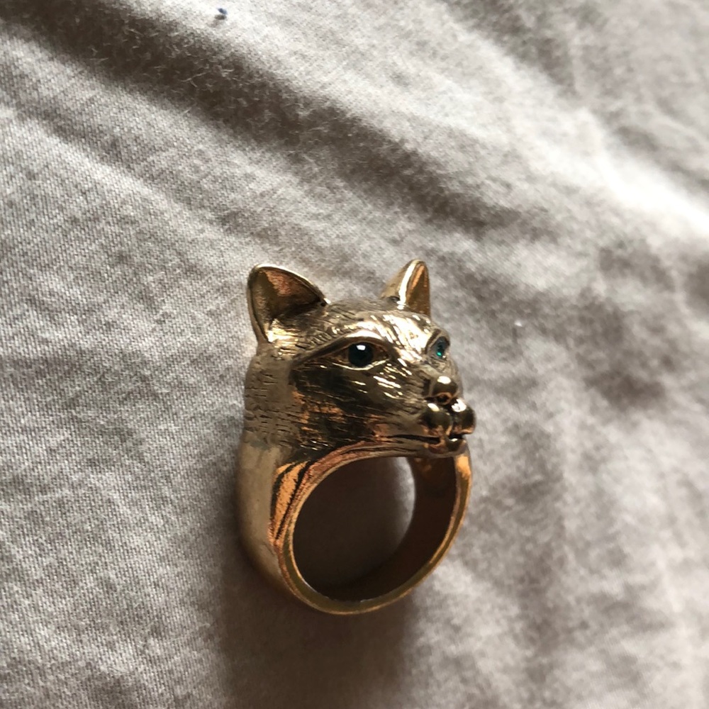 Cat with green eyes ring